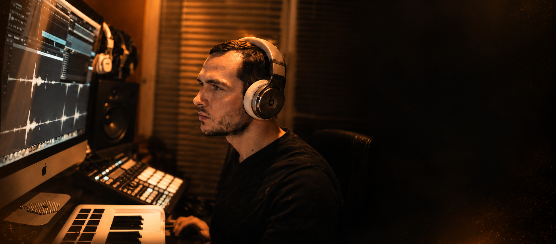 T.Boon dans son studio, face à son écran, casque sur les oreilles